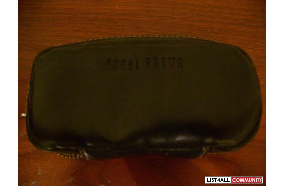 BOBBI BROWN Case that comes with four brushes:Blus