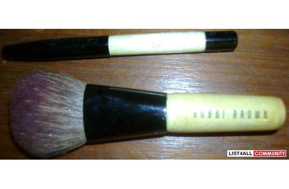 BOBBI BROWN Case that comes with four brushes:Blus