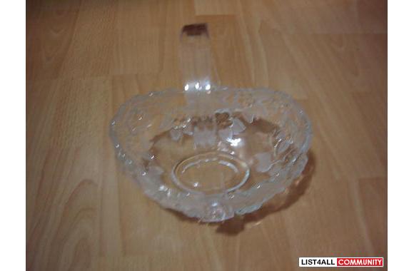 Small Crystal Bowl / Candy DishThis bowl has a han