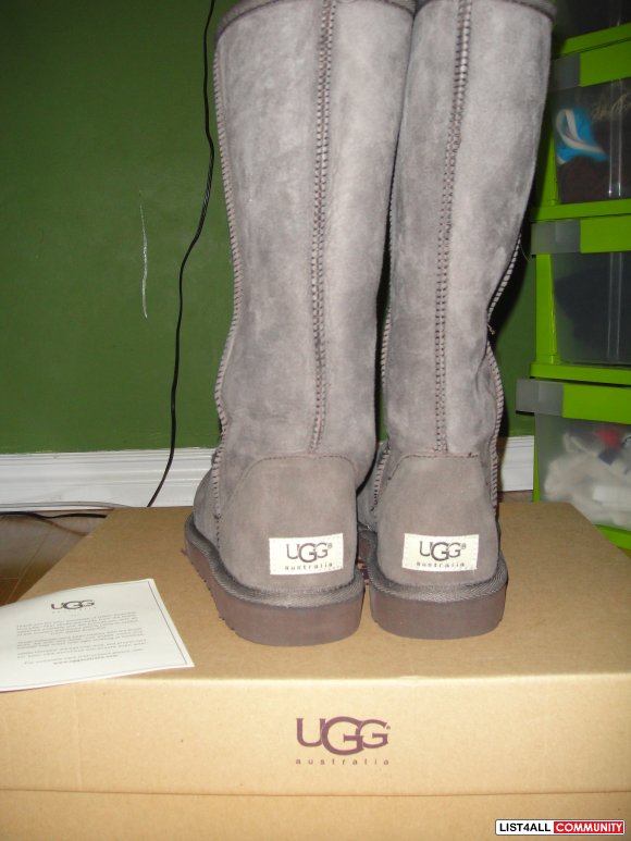NEW IN BOX: Womens Classic Chocolate Tall Uggs
