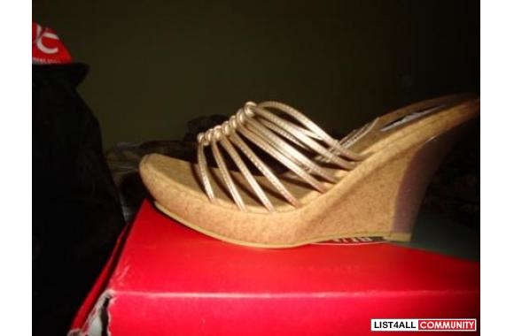 no brand sandals heels about 3&quot; brand new ,golden color size 37