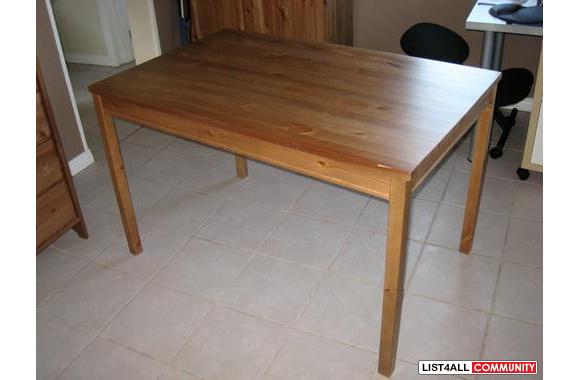 Dining Table and 4 Chairs with Cushions