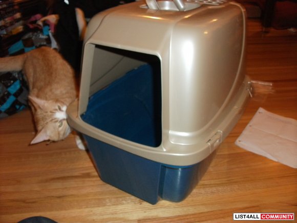 Hooded Cat Litter Box w/extra kitty litter!