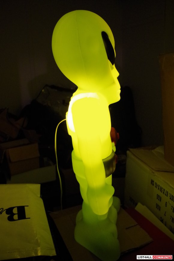 Halloween Decoration Alien Plastic Blowmold HUGE! techwriter List4All