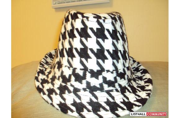 AlDO hat ( white and black)
