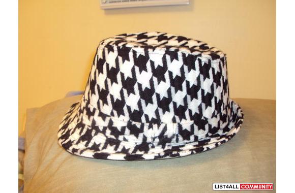 AlDO hat ( white and black)