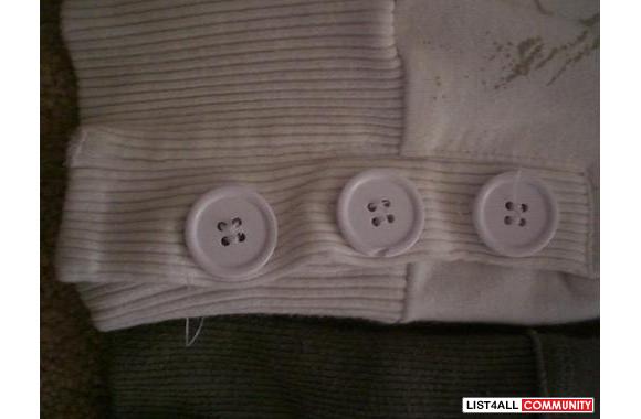 really cute&nbsp;GARAGE SWEATERSalso has 3 buttons