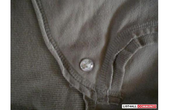 really cute&nbsp;GARAGE SWEATERSalso has 3 buttons