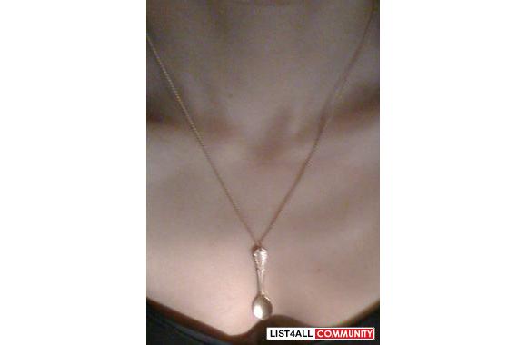 &hearts; UNIQUE GOLD SPOON NECKLACE &hearts; ( FROM URBAN OUTFITTERS )