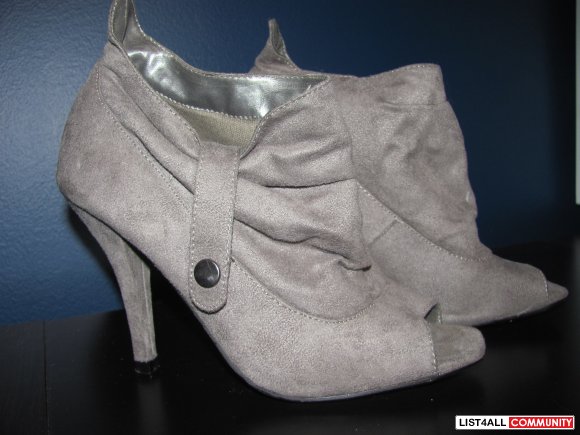 Le Chateau Grey Open Toed Bootie Size 7