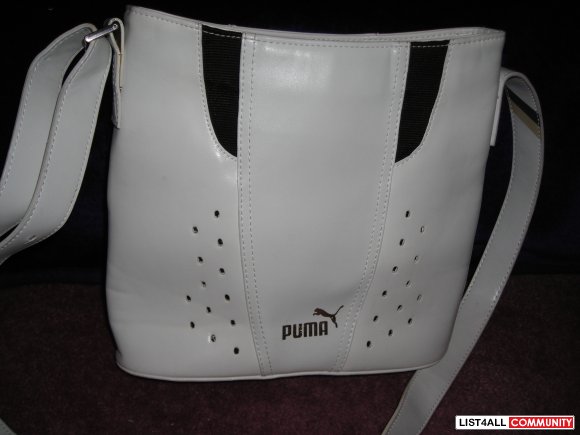 3 puma bags the wihite&nbsp; bag im askin 25$&nbsp; and the other are
