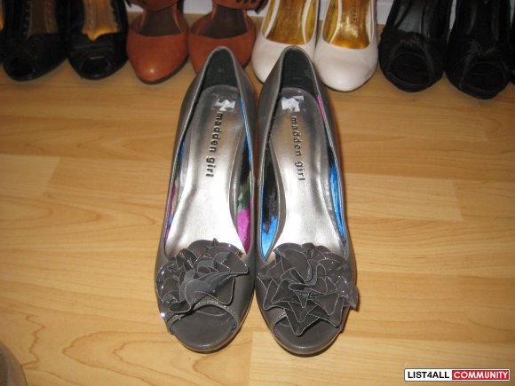 Madden Girl Grey Pumps with flower detail Size 7