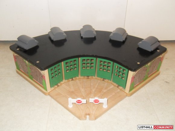 thomas the tank engine wooden roundhouse