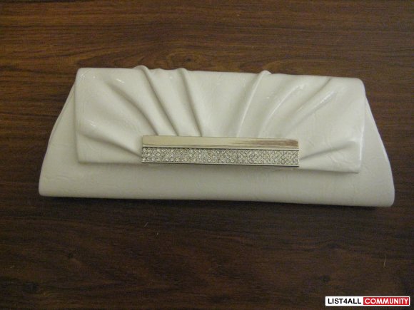 BRAND NEW - WHITE EVENING CLUTCH WITH SIDE CHAIN