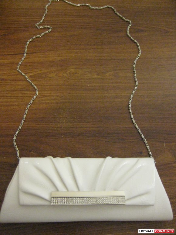 BRAND NEW - WHITE EVENING CLUTCH WITH SIDE CHAIN