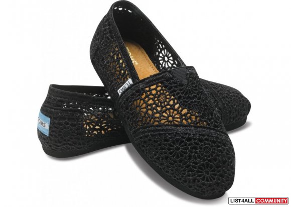 black lace up toms